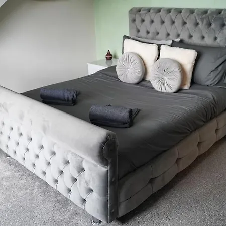 Modern And Luxury House * York